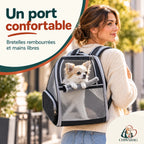 Femme portant un sac à dos noir en maille avec un petit chien installé à l’intérieur