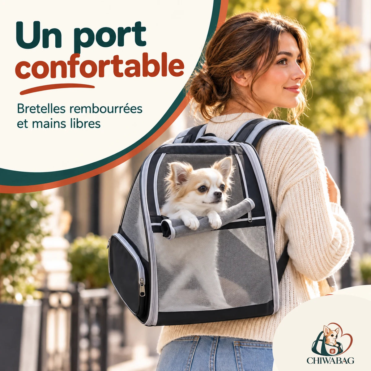 Femme portant un sac à dos noir en maille avec un petit chien installé à l’intérieur