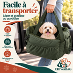 Petit chien porté grâce à la poignée du siège auto CHIWABAG kaki, facile à transporter