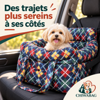 Petit chien confortablement installé aux côtés du conducteur dans le siège auto CHIWABAG coloré