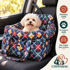 Petit chien dans le siège auto CHIWABAG coloré pour des trajets sereins en voiture