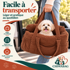 Petit chien porté grâce à la poignée du siège auto CHIWABAG terracotta, facile à transporter