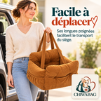 Femme transportant le siège CHIWABAG caramel par ses longues poignées
