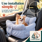 Siège auto CHIWABAG bleu rayé installé avec sa sangle autour de l'appuie-tête